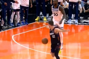 圖啥？蘭德爾后場莫名摟一把吉萊斯皮 被吹轉(zhuǎn)換犯規(guī)&送一罰一擲