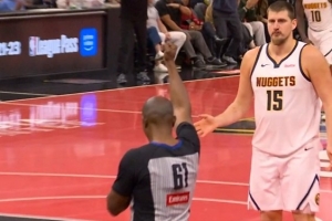 危險的信號！約基奇身后搶板推人犯規(guī) 個人已經5犯