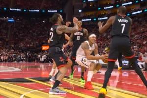 不妙?。「甑情_場4分鐘不到突破對抗海王倒地 表情凝重返回更衣室