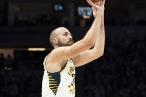 一馬平川！米切爾發(fā)球被斷 赫夫反擊起飛滑翔背扣