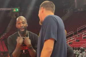 老隊友抱一抱！約基奇賽前與杰夫·格林熱聊 兩人手舞足蹈笑嘻嘻