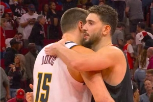 哥還是你猛?。∩昃┵惡蠛图s基奇擁抱寒暄??