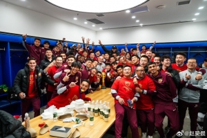 三連冠達(dá)成！上海海港新聞官曬更衣室奪冠合影