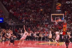 申京讀秒出手欲造約基奇犯規(guī) 兩人雙雙后倒 美媒：兩個人瘋狂假摔