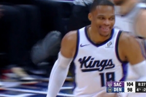 越戰(zhàn)越勇！威少底角接球 迎著防守果斷開炮三分命中