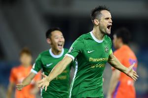 難說(shuō)再見！告別儀式上，弗蘭克用中文深情獻(xiàn)唱《月亮代表我的心》