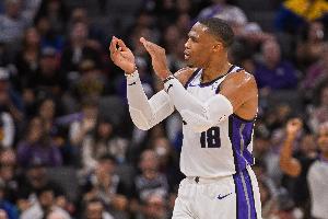 手起刀落！威少最后時刻壓時間單打 負角度高難度金雞獨立命中！