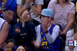 穆雷上籃不中約基奇單手補籃追至只有4分 國王叫出暫停