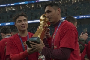 吾提米江：看到獎杯??還是覺得一點(diǎn)也不累，一切都值得