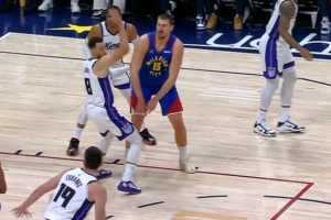 你只管飛！約基奇拿球吸引防守 擊地妙傳助攻沃特森吃餅暴扣