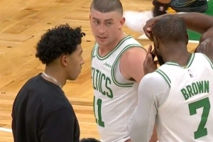 杰倫·布朗點起布萊克造殺傷 隱形眼鏡掉再地板上&又自己按上