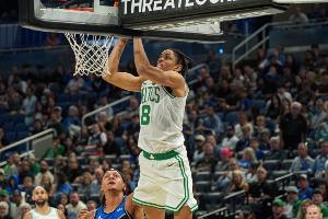 刷屏了！米諾特下半場首發(fā)登場 上來轉(zhuǎn)身突破靠腳步單打羅賓遜