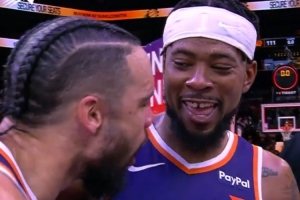 狼性十足！古德溫賽后接受采訪 狄龍上前對著話筒學(xué)了四聲狗叫