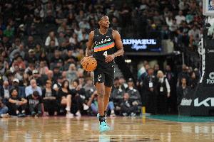 解說：當(dāng)馬刺不能持續(xù)給籃下壓力的時候 其他問題也就隨之出現(xiàn)了