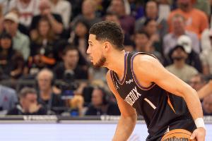 不在狀態(tài)！布克半場(chǎng)11投僅3中拿到10分 三分3中0