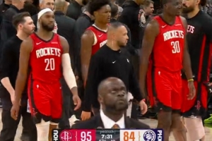 嚇人！阿門(mén)退防時(shí)被理查茲頂?shù)?頭部重重摔倒地板上&下場(chǎng)緩緩