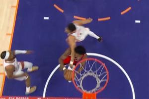 太猛了！阿門沖擊內(nèi)線布克拉都拉不住打進2+1 裁判升級為惡意犯規(guī)