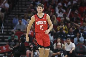 整個人都不一樣了！謝潑德積極換防 直接搶斷布克反擊造殺傷！