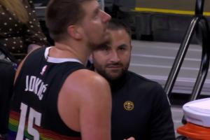 ??愛投！約基奇踩著logo壓哨轟進(jìn)heave！他甚至一點(diǎn)都不興奮！