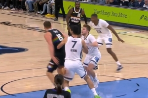 已臻化境！約基奇單打神來之筆送背傳 助攻隊(duì)友輕松打中