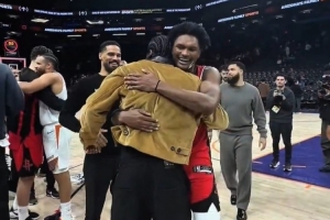 昔日好兄弟！賽后杰倫·格林&狄龍與火箭眾將敘舊擁抱&有說有笑