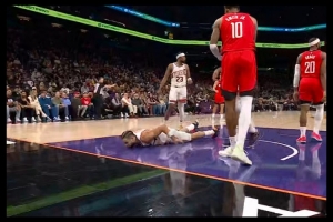 跟龍哥比還太嫩！小賈巴里突破干翻狄龍 被吹進(jìn)攻犯規(guī)但并未升級(jí)