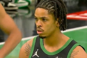 替補(bǔ)發(fā)力！米諾特接球不猶豫 頂著杜倫扔進(jìn)3+1反超比分！