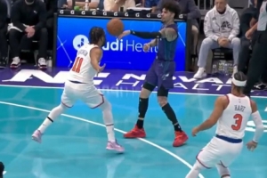 真不是故意??！三球欲單手送妙傳 但結(jié)結(jié)實(shí)實(shí)砸了布倫森腦袋