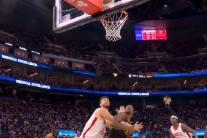 看得準！巴特勒籃下出手造申京犯規(guī) 火箭挑戰(zhàn)成功&吉米犯規(guī)在先