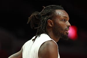 暗渡陳倉！格蘭特底線突破 迎著2人防守單臂暴扣震起替補席