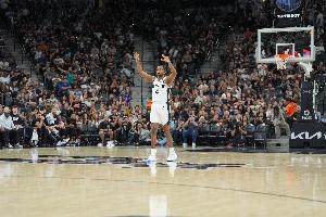 發(fā)動機！?？怂菇?戰(zhàn)場均28.6分3.8板6.8助1.8斷 命中率50%