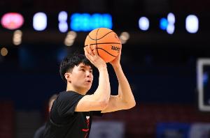 媒體人：我們的隊員還是太“禮貌”了 讓李賢重打得太輕松