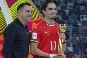 哈維頒獎！葡萄牙中場馬特烏斯·米德斬獲U17世界杯金球獎