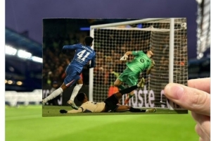 巴薩曬伊涅斯塔絕殺藍軍照片，賽后切爾西以埃斯特旺照片回敬