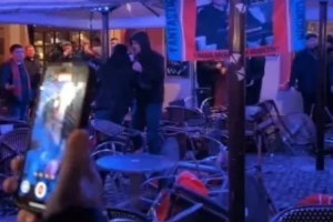 丟雜物+斗毆！太陽報：部分水晶宮球迷賽前在斯特拉斯堡引發(fā)沖突