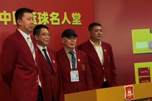 中韓大戰(zhàn)！中國籃球名人堂成員王治郅&胡衛(wèi)東&鞏曉彬&匡魯彬觀戰(zhàn)