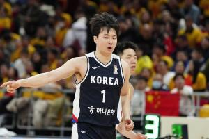 中國(guó)男籃落后13分！韓國(guó)核心李賢重半場(chǎng)砍下20分6板 三分球8中6