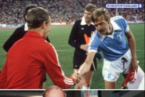 森林對陣馬爾默賽前，1979年冠軍杯決賽兩隊(duì)隊(duì)長重逢并合影留念