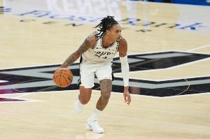 哇塞，真準(zhǔn)！瓦塞爾追身三分再進(jìn) 馬刺打出8-0再次反超！