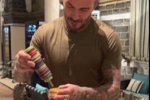 貝克漢姆開(kāi)展印度行，學(xué)習(xí)制作并品嘗孟買(mǎi)當(dāng)?shù)靥厣朗? >
                                        </div>
                                    </div>
                                    <div   id=