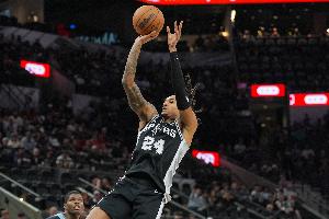 不講理了今天！瓦塞爾同一位置連續(xù)兩個(gè)三分 馬刺領(lǐng)先6分打停掘金