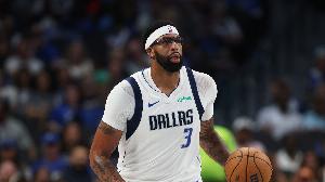 復(fù)出力戰(zhàn)舊主！濃眉半場(chǎng)出戰(zhàn)14分鐘 5中3拿到6分3板3助1帽