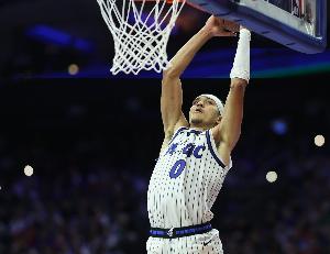 活力十足！布萊克半場(chǎng)替補(bǔ)16分鐘 8中4拿到12分3板3助2斷