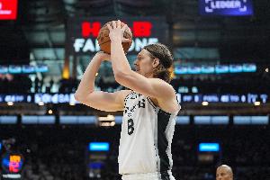 跌宕起伏！奧利尼克弧頂三分穩(wěn)穩(wěn)命中反超比分！馬刺最多落后18分