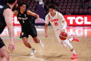 直播吧：中國(guó)男籃帶13名球員赴韓國(guó)備戰(zhàn)世預(yù)賽 為之前12人＋趙睿