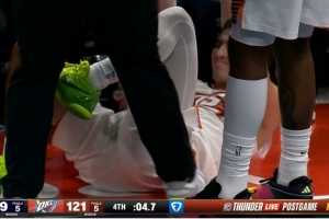 就差一點！吉萊斯皮飛身搶斷可惜沒能斷下 磕到腿下場