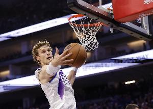 勢大力沉！馬爾卡寧底線突破 起飛雙手暴扣打停國王