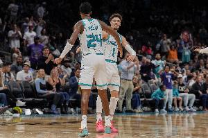 年輕雙子星！半場三球10中5砍13分3板4助&米勒9中4拿到11分3帽