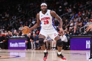 內(nèi)線猛獸！斯圖爾特籃下一打三強(qiáng)行拿到兩分