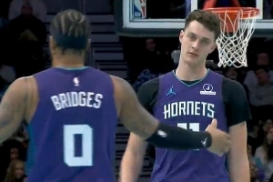 嫻熟配合！卡爾克布倫納掩護后下順 接小橋高拋空接暴扣！